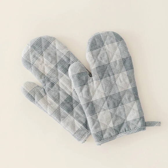 JILLY BOX THE CROSS Farmhouse oven mitts.  Gray and White. NEW WITH TAGS - Picture 8 of 9